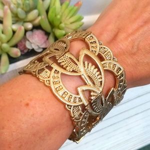 ✨EUC Costume Jewelry Gold Metal Bracelet